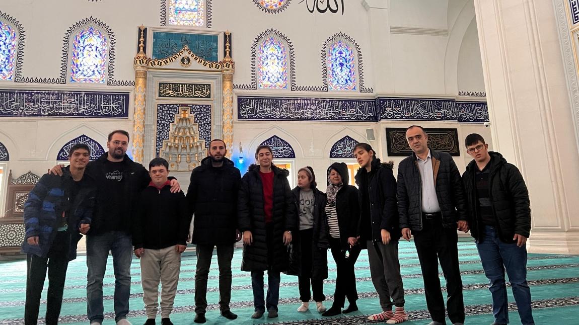 Sosyal Etkinlik Kapsamında Öğrencilerimizle Beraber Cami Ziyareti Yapıldı